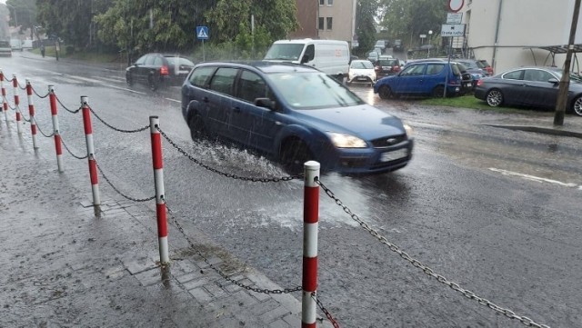 IMGW ostrzega przed deszczem, gradem i silnym wiatrem.