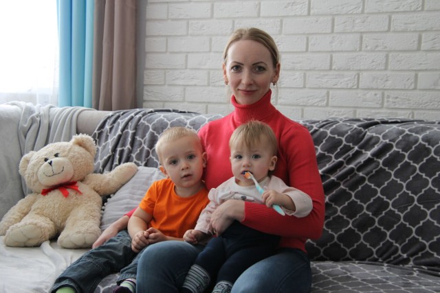 Anna Kuksa z synem Oskarem i córką Emilią