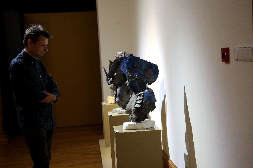 Sztuka Zniszczona. Wystawa Rzeźb Jacka Opały w legnickim Muzeum Miedzi, zobaczcie zdjęcia
