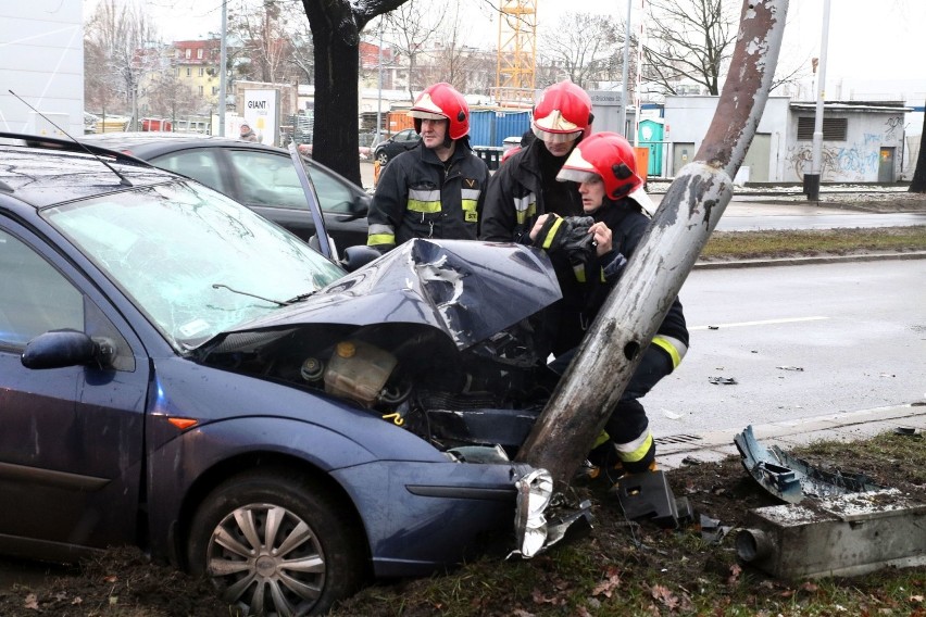 Wrocław. Groźnie wyglądający wypadek na ul. Brücknera. Ford leciał dwa metry nad jezdnią [ZOBACZ ZDJĘCIA]