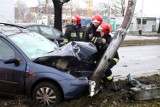 Wrocław. Groźnie wyglądający wypadek na ul. Brücknera. Ford leciał dwa metry nad jezdnią [ZOBACZ ZDJĘCIA]