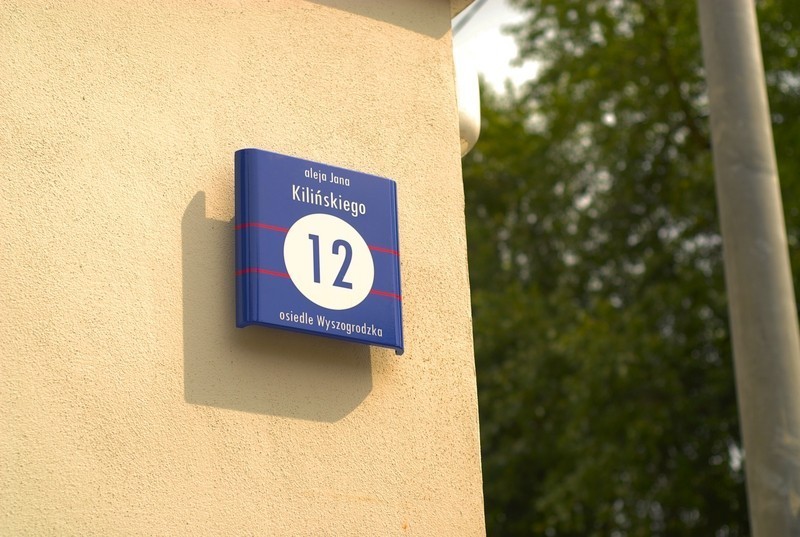Nowe tablice na budynkach w Płocku