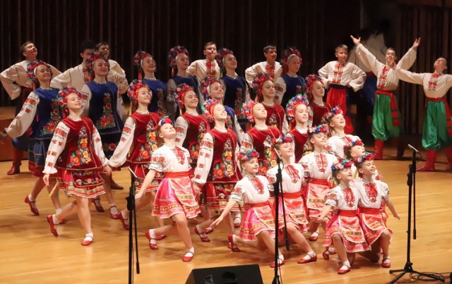 W Zespole Szkół Muzycznych imienia Oskara Kolberga w Radomiu wystąpił słynny Barvinok - Ukrainian Dance Ensemble. Dał niesamowite show. Zobaczcie zdjęcia. To grupa z Winnicy, która występuje w wielu europejskich miastach, by w ten sposób wyrazić wdzięczność za pomoc udzieloną Ukrainie po agresji Rosji. Zespół Tańca Ludowego Barvinok liczy ponad 50 osób. To wyjątkowa i znana na całym świecie grupa taneczna, która koncertowała w ponad 30 krajach świata. W programie koncertu znalazły się ogniste tańce ukraińskie, pieśni z różnych krajów świata oraz wyjątkowy pokaz bębnów. 

Zobacz na kolejnych zdjęciach niezwykłe show zespołu Barvinok w Radomiu