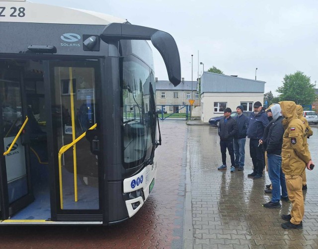 Łascy strażacy szkolili się w Miejskim Przedsiębiorstwa Komunikacji Miejskiej w Zduńskiej Woli. Szkolenie dotyczyło specyfiki autobusów elektrycznych.