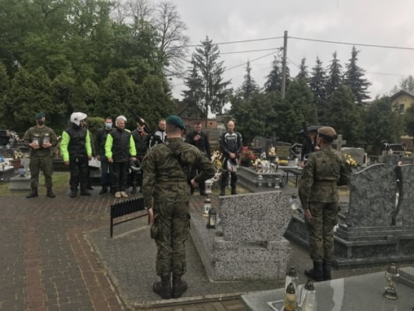 2. Rajd Motocyklowy Weteranów w hołdzie poległym żołnierzom, którzy spoczywają na cmentarzu w Iwanowicach. ZDJĘCIA, WIDEO