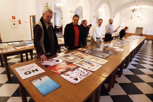 Jury każdego roku dokonuje wybory z pośród setek znakomitych prac.