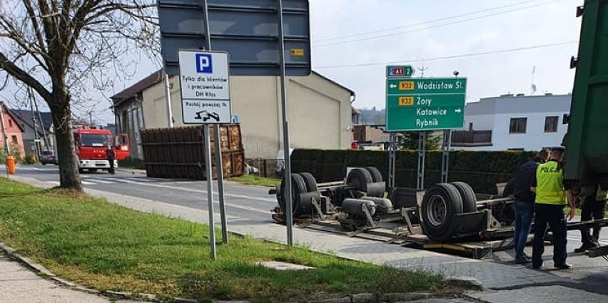 Świerklany: Przewrócona przyczepa ciężarówki na ulicy 3 Maja! Utrudnienia w ruchu