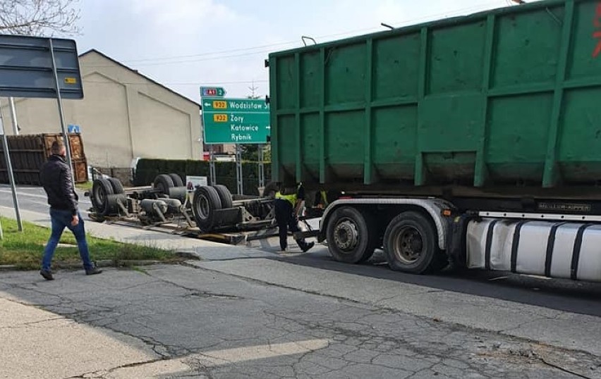 Świerklany: Przewrócona przyczepa ciężarówki na ulicy 3 Maja! Utrudnienia w ruchu