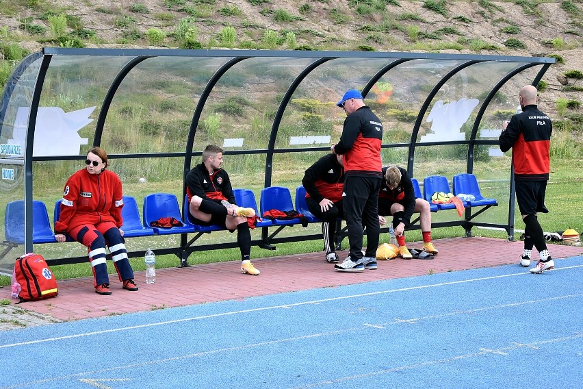 Piłka nożna. KP Piła, mający zapewniony awans do klasy okręgowej, pewnie pokonał Gryf Zofiowo. Zobacz zdjęcia 