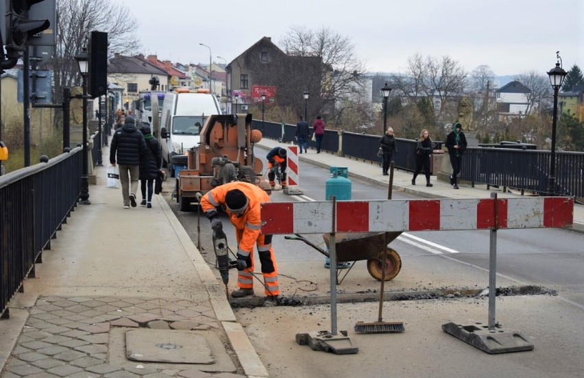 Prace przy wykonaniu dylatacji pozwalających na pracę mostu...