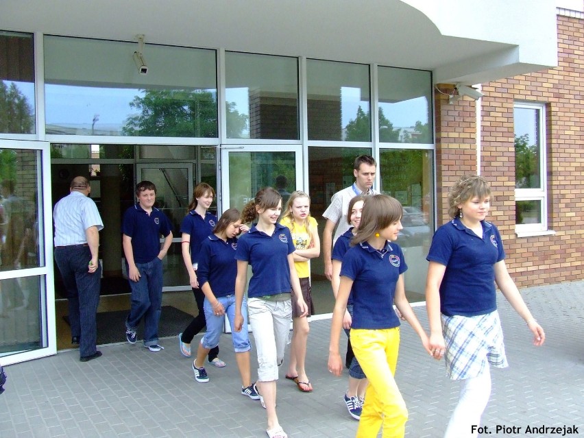 Pierwsi uczniowie opuszczają szkołę. Fot. Piotr Andrzejak