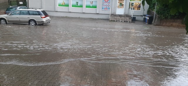 Oberwanie chmury nad Gorzowem. Padał ulewny deszcz oraz grad. Przejazd niektórymi ulicami był niemożliwy - zostały zalane.
