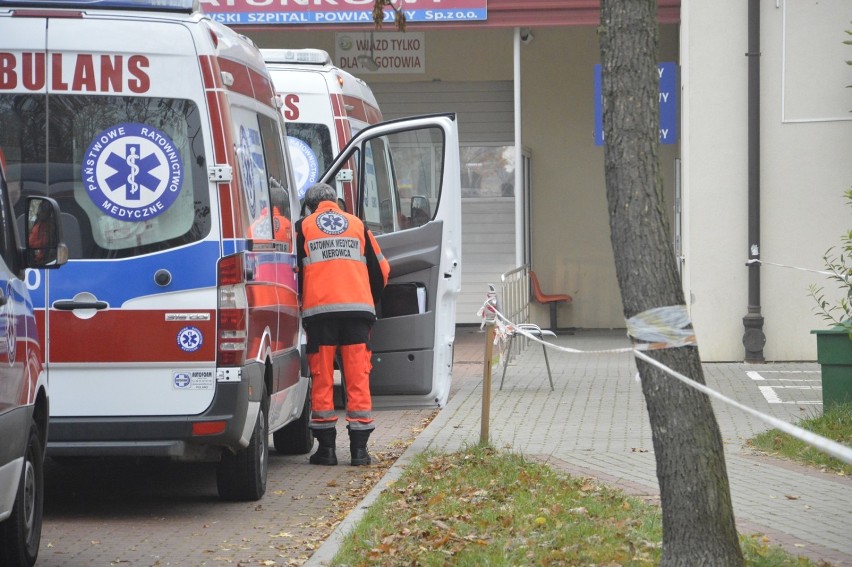 Głogów: Karetki w kolejce przed szpitalem. Ratownicy na skraju wytrzymałości. Dlaczego muszą czekać?