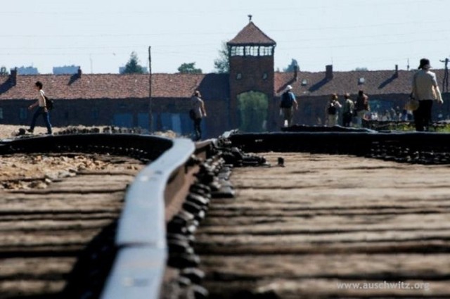 Nauczyciel z Niemiec został oskarżony o zaprzeczanie zbrodniom dokonanym przez załogę niemieckiego obozu koncentracyjnego i zagłady Auschwitz-Birkenau na więźniach