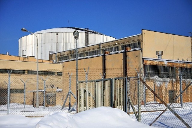Budynek instytutu. W głębi srebrna kopuła reaktora. Jest on wykorzystywany do badań, produkcji izotop&oacute;w dla przemysłu i medycyny. Prowadzona jest r&oacute;wnież eksperymentalna terapia onkologiczna. Reaktor został uruchomiony w 1974 r. Fot.T.Hens