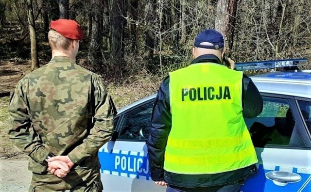 W sprawdzaniu osób objętych kwarantanną pomagają policji żołnierze 6 Brygady 16 Batalionu Powietrzno-Desantowego z Krakowa