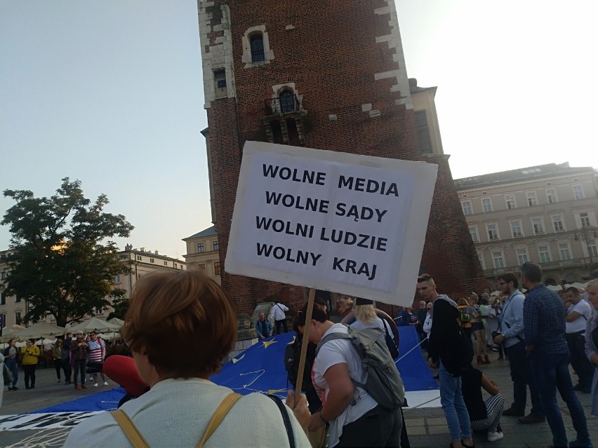 Kraków. "Wolne media, wolni ludzie, wolna Polska". Protest przeciwko ustawie "Lex TVN" na Rynku Głównym