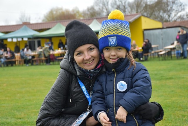 Na fotografii mała Ania Marciniak i jej mama. Zdjęcie wykonane zostało podczas biegu charytatywnego dla dziewczynki w Strzyżewie.