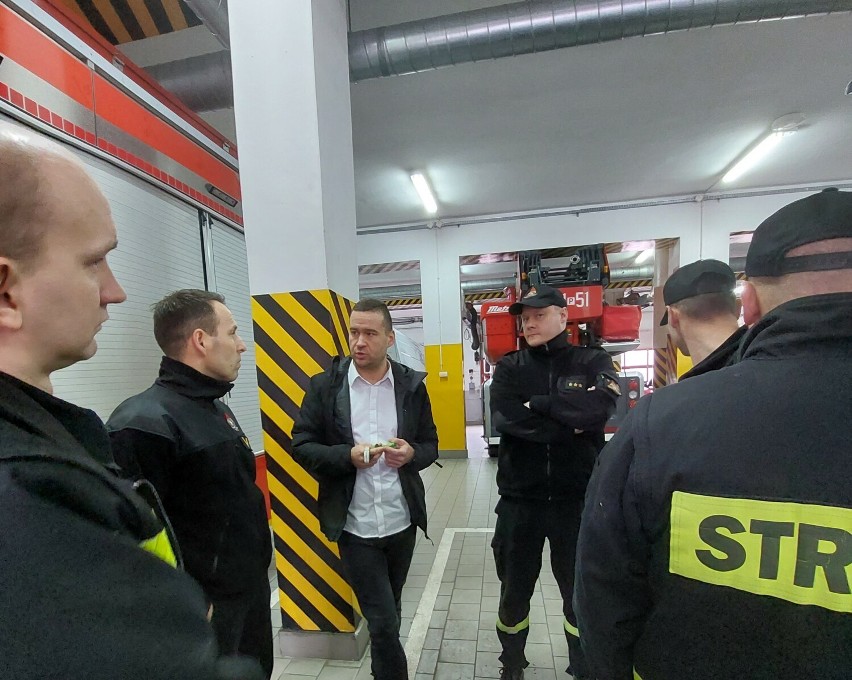 Strażacy w Kaliszu szkolą się jak postępować z autami elektrycznymi podczas wypadków. ZDJĘCIA