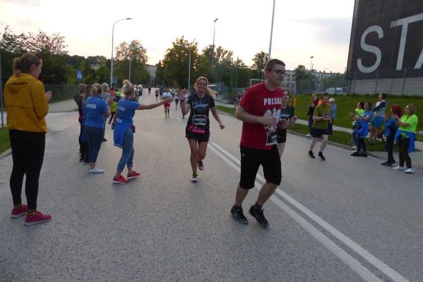 Tysiąc osób pobiegło w 5. Nocnym sieBiega Półmaratonie Kieleckim. Byli zawodnicy z Japonii i Australii [ZNAJDŹ SIĘ NA ZDJĘCIACH, WIDEO]