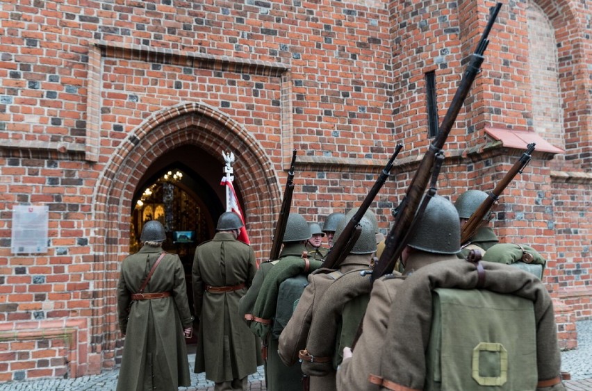 Kopia legendarnego sztandaru 18 Pułku Piechoty dotarła do Konina