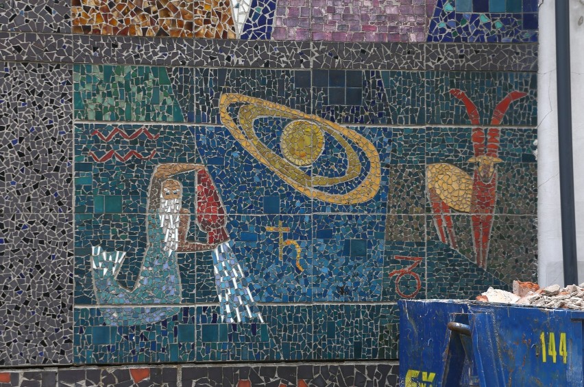 Mozaiki, Warszawa. Kolorowa, długa na pięć metrów kompozycja...