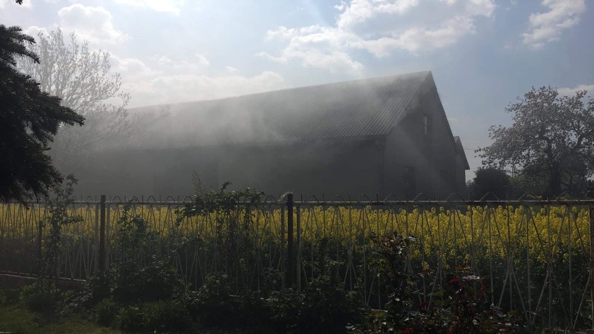 Pożar samochodu w stodole pod Włocławkiem. 5 zastępów straży pożarnej w akcji [zdjęcia]