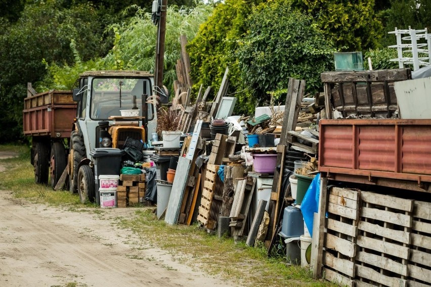 Zwały odpadów, resztki pojazdów, nawet traktor - śmietnik...