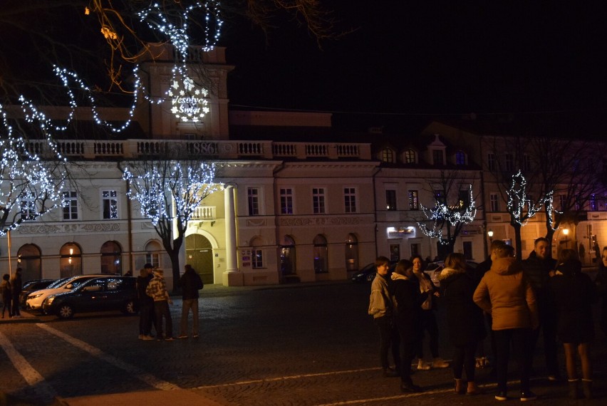 Część mieszkańców powitała Nowy Rok na Rynku w Łowiczu