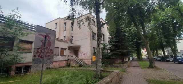 - Ruszyła rozbiórka dawnego sanatorium "Fregata" - informuje nas Leszek Urbaniak, internauta z Inowrocławia.