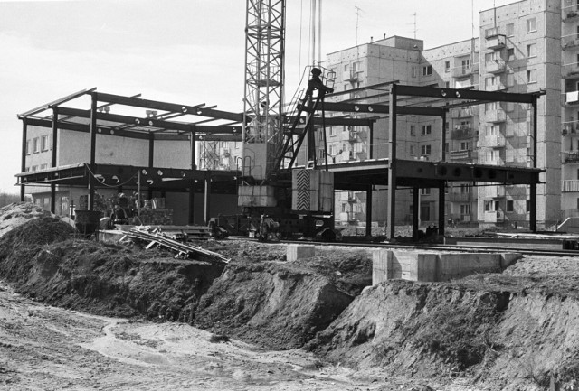Budowa pawilonu handlowego przy ulicy Kutrzeby w Gorzowie (1985 r.).