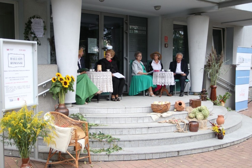 Narodowe Czytanie 2022 w Wieluniu. Spotkanie z "Balladami i romansami" Adama Mickiewicza przed miejska biblioteką ZDJĘCIA 