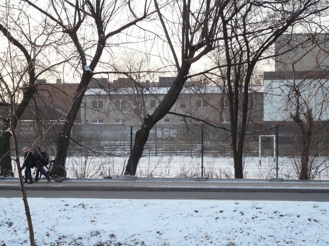 Tereny w centrum, po boisku piłkarskim, idą pod młotek