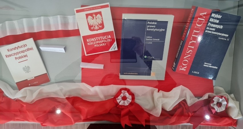 "Konstytucje Rzeczypospolitej Polskiej" - wystawa w inowrocławskiej Bibliotece Miejskiej im. Jana Kasprowicza [zdjęcia]