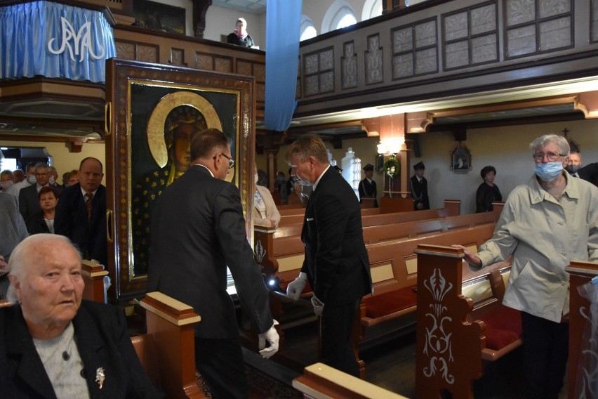 Nowy Tomyśl: Msza święta podczas peregrynacji kopii obrazu Matki Bożej Częstochowskiej w Jastrzębsku Starym