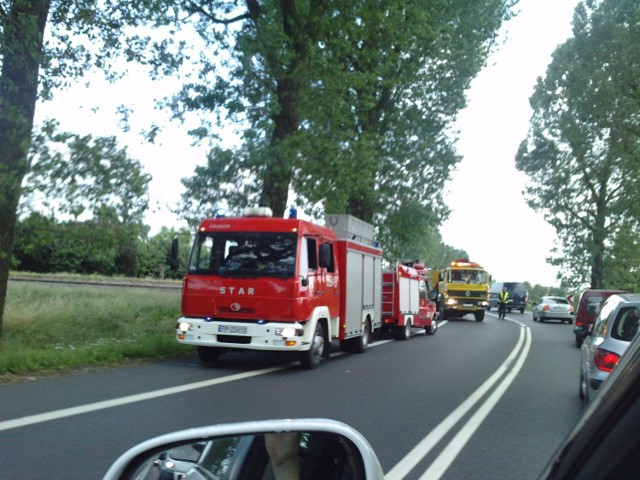 Niebezpieczny wypadek w Ługach Ujskich pod Piłą na krajowej &#8222;jedenastce&#8221;. We wtorek około godziny 7. rano w okolicy przejazdu kolejowego przewróciła się ciężarówka przewożąca mięso. Samochód jechał od Piły w kierunku Poznania. 

Zobacz więcej: Piła-Ujście. TIR przewrócił się na krajówce. Utrudnienia na K-11 trwały przez kilka godzin
