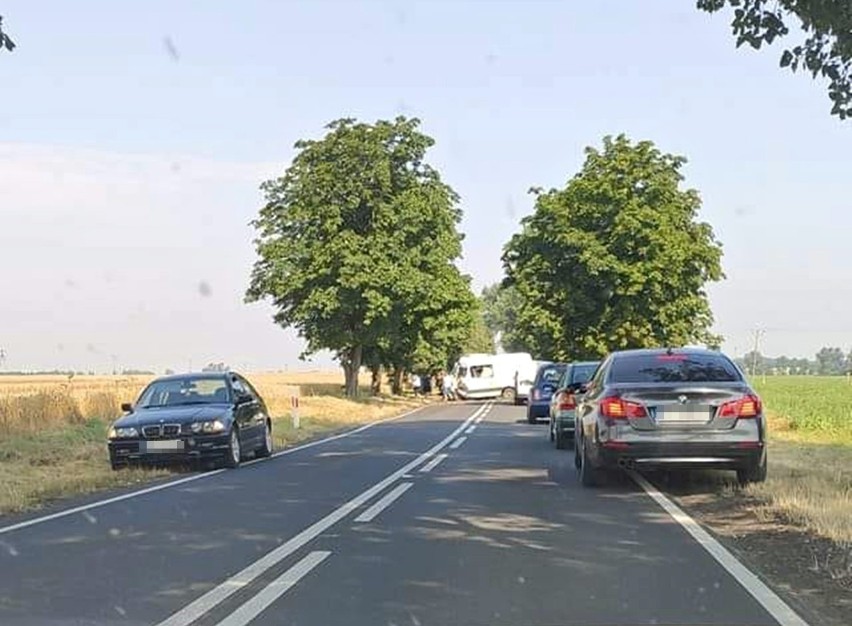 Wypadek drogowy między Stargardem a Dolicami. Bus uderzył w drzewo. Droga jest nieprzejezdna