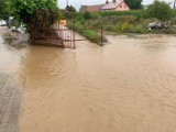 Rzeka płynęła ulicą - ZDJĘCIA! Pozalewane domy w pow. raciborskim. Strażacy nadal mają ręce pełne roboty