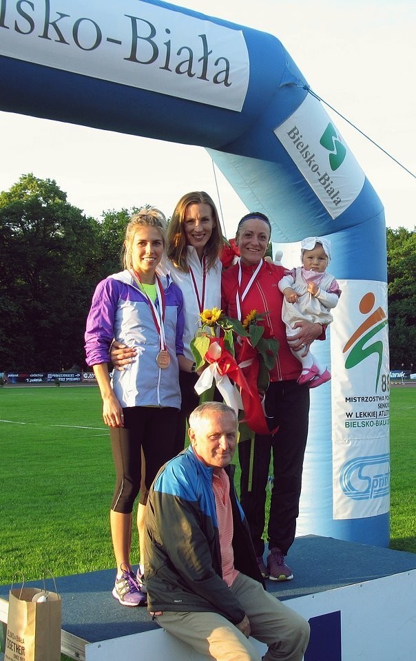 Podczas medalowej dekoracji Dominice Nowakowskiej towarzyszyła córka Kalinka.
