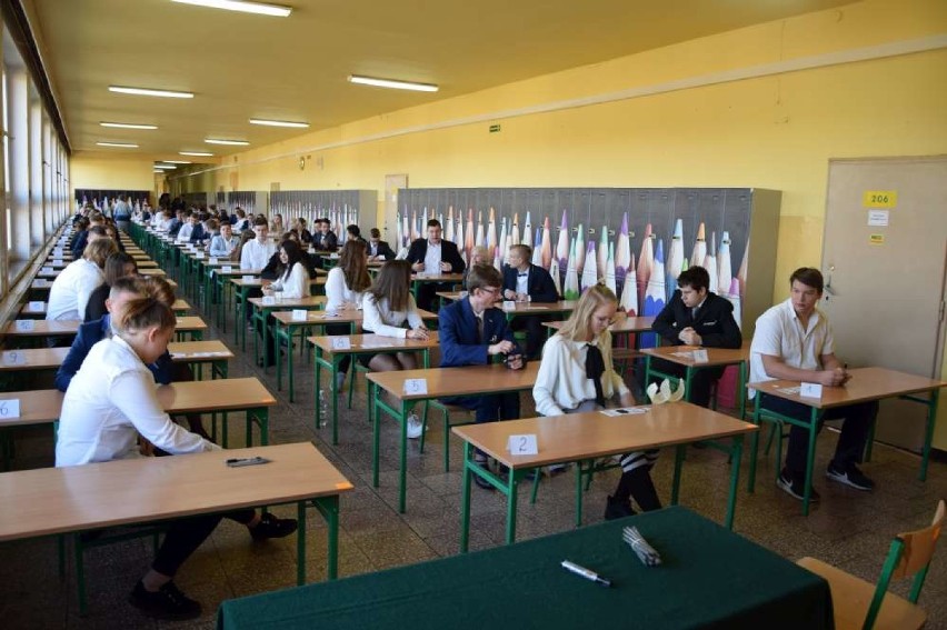 Ósmoklasiści z "Czwórki" w Wągrowcu rozpoczęli egzamin 