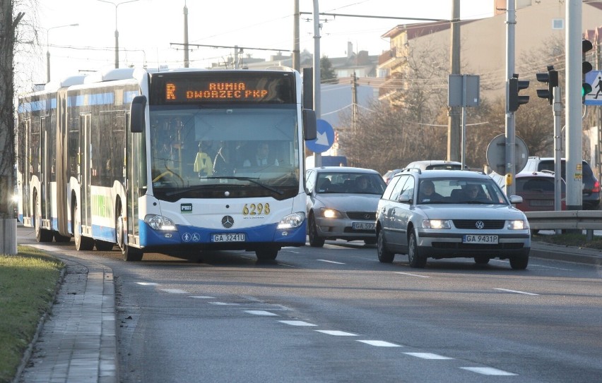 Autobus komunikacji miejskiej na ul. Wielkopolskiej.