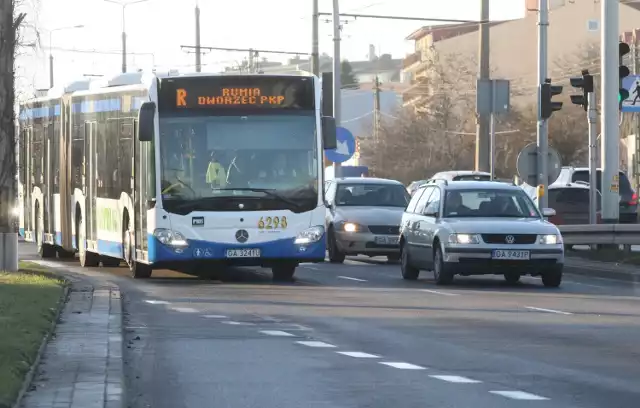 Autobus komunikacji miejskiej na ul. Wielkopolskiej.