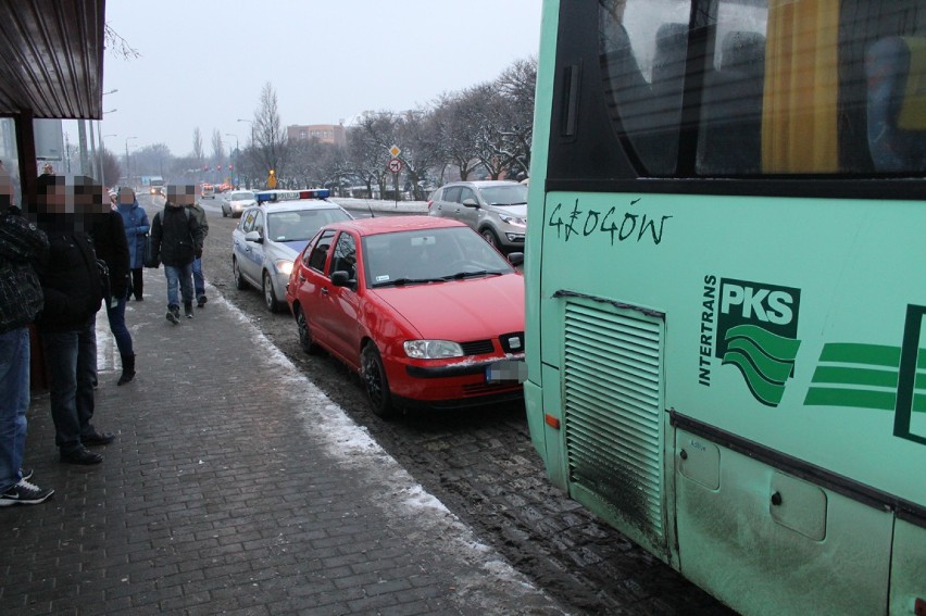 Autobus uderzył w osobówkę