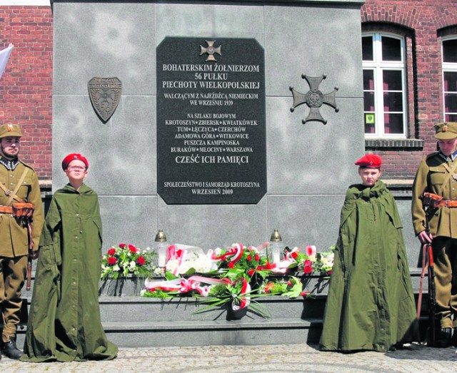 Warta przy pomniku w 97. rocznicę bitwy warszawskiej