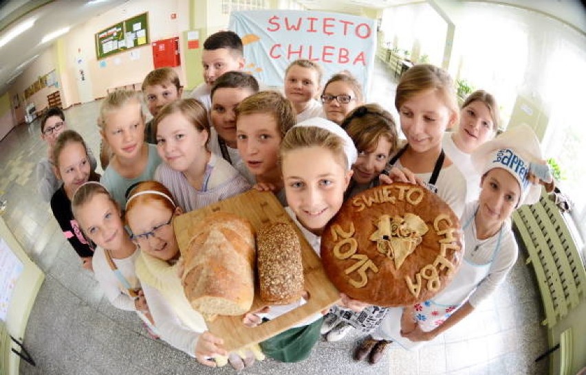 Szkoła zamieniła się w piekarnię. Uczniowie sami piekli chleb... [zdjęcia]