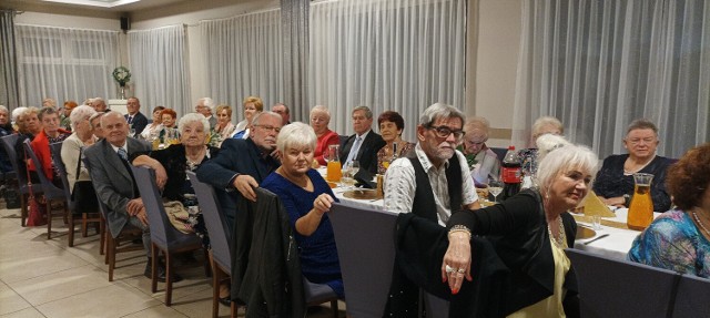 Klub Seniora "Złoty Wiek" w Międzychodzie świętował swoje 45. urodziny. Jubileuszowa uroczystość odbyła się w Gorzyniu (10.11.2022).