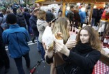 Tłumy poznaniaków zajadają się rogalami świętomarcińskimi na Imieninach Ulicy 