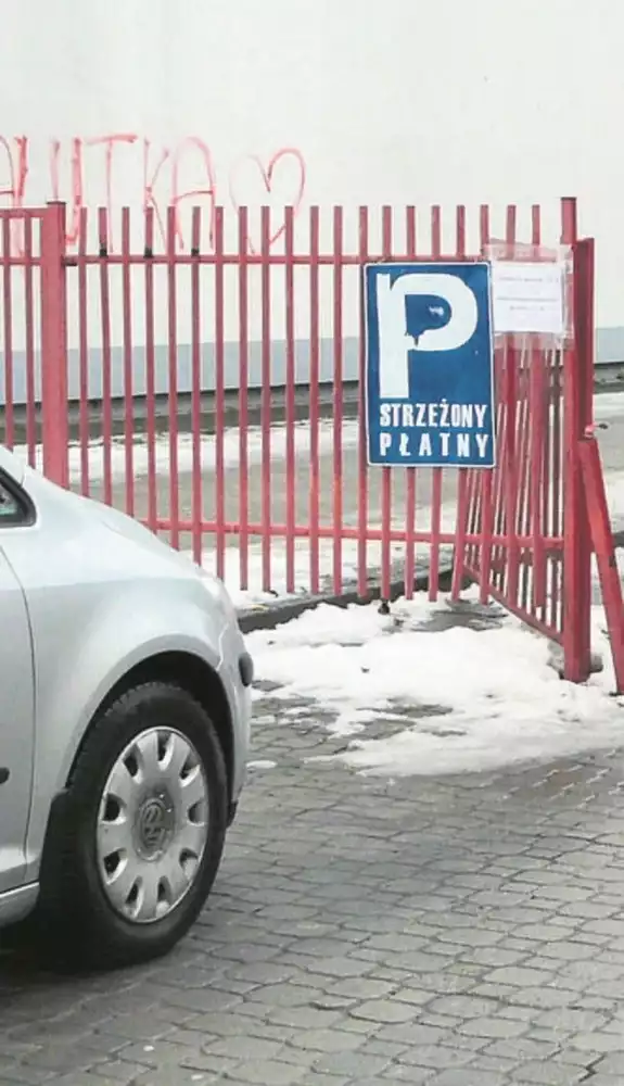 Kierowcy wolą parkować auta przed bramą parkingu