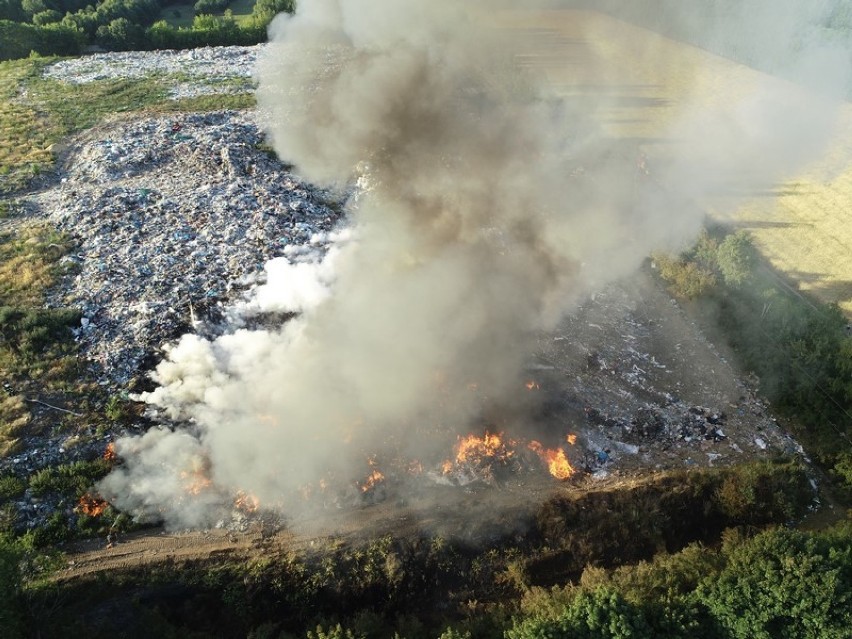 Prokuratura bada przyczynę pożaru wysypiska w Mostkach