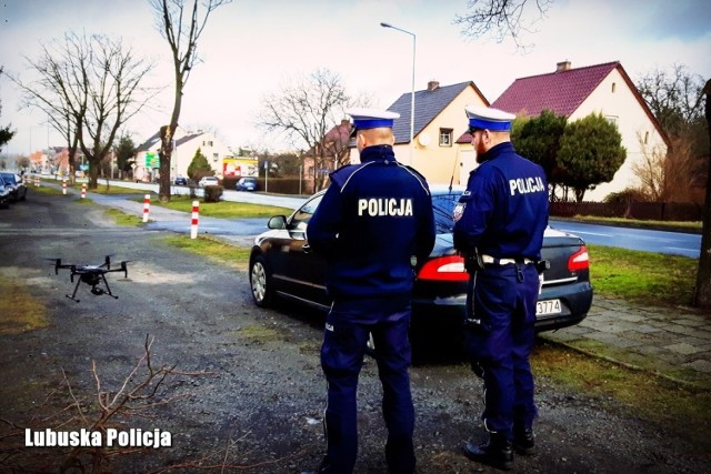 Policjanci, przy pomocy drona, ujawnili 14 niebezpiecznych dla życia i zdrowia zachowań kierowców na nowosolskich ulicach. Posypały się mandaty. 

Były to pierwsze tego typu działania z wykorzystaniem bezzałogowego statku powietrznego w  Nowej Soli. 

Za pomocą drona nowosolscy i gorzowscy policjanci sprawdzali m.in., jak kierowcy stosują się do znaku „STOP”. Mundurowi ujawnili 14 wykroczeń kierujących, którzy rażąco naruszyli przepisy ruchu drogowego i stworzyli realne zagrożenie dla życia i zdrowia innych uczestników ruchu. Nałożyli dziesięć mandatów karnych, natomiast w czterech przypadkach skończyło się na pouczeniu.

Nowosolska drogówka zapowiada, że tego typu działania będą prowadzone częściej.



Czytaj także: Policyjny dron zarejestrował wypadek na skrzyżowaniu w powiecie krośnieńskim. Wszystko wyglądało bardzo groźnie